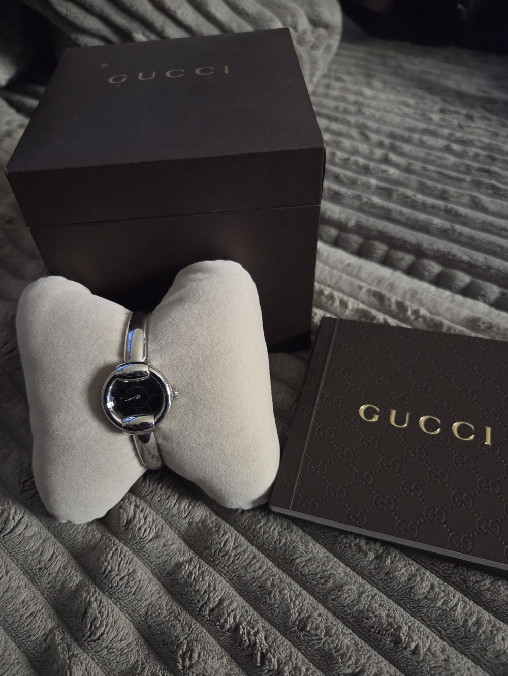 Gucci 1400l Silver-Tone Bangle Watch with Black GG Dial